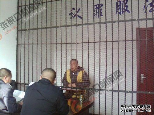 桥东警方办案中。 王浩摄