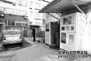 记者体验自助洗车。 本报首席记者 李青 摄 