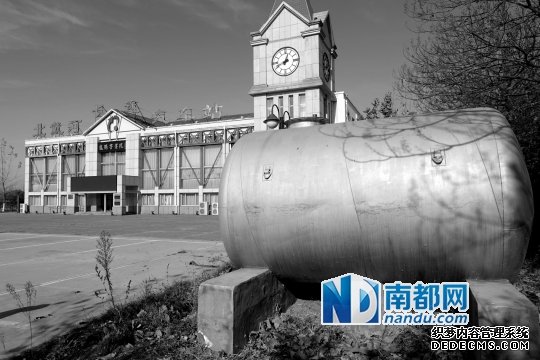 龙腾长客北戴河长途汽车站，因为和马超群“条件没谈拢”，至今都没再通自来水。汽车站最开始弄了两个大罐子储水。