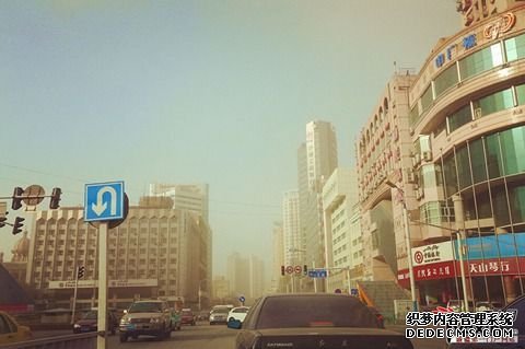 11月24日上午，大风夹杂着黄沙将乌鲁木齐市笼罩。（图片来源：亚心网 吕伊晗 摄）