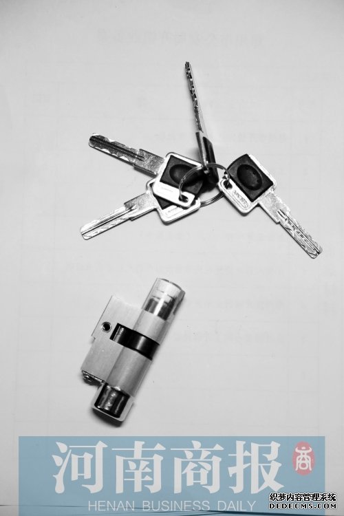 超B级锁：钥匙形状为单面叶片内铣槽或外铣槽，锁芯类型为边柱锁芯，互开率极低。如果用工具开启，锁芯会被破坏，导致无法开启。