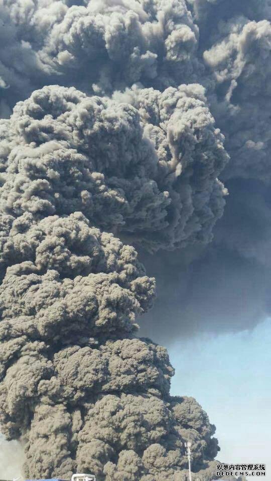 高清组图：河北唐山一工厂发生爆炸 蘑菇云腾空而起