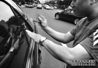 福州一车主车门被锁 嫌开锁太贵捡石头砸窗(图)