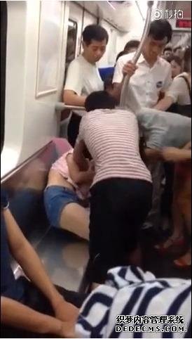 女子地铁抢座 上演“撕衣大战”(图)