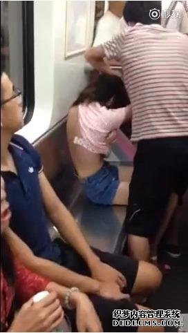 女子地铁抢座 上演“撕衣大战”(图)