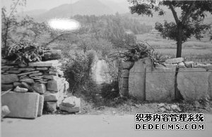 ■儿媳将老人打死后，放在了石堰下制造意外身亡假象。（警方提供）