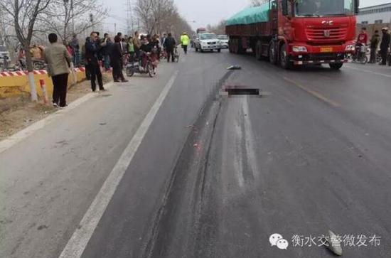 衡水男童骑自行车上路遭碾压身亡 现场惨不忍睹