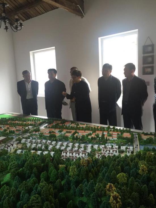 承德市副市长苏铁成听取中国兴隆·观星小镇旅游度假项目工程负责人关于项目建设推进情况汇报。