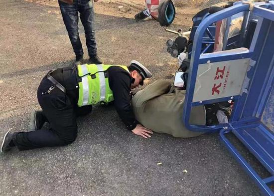 “跪地交警”高鹤轻声呼唤老人