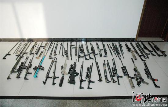 图为警方查获得非法枪支。警方供图
