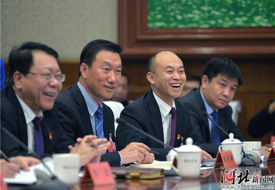 张家口代表团代表热议民心工程。记者 田明 赵海江摄