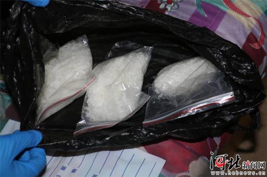 图为缴获的毒品。